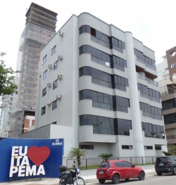 Apto amplo de frente para o mar!