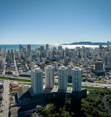 Apto em andar alto, semi mobiliado!