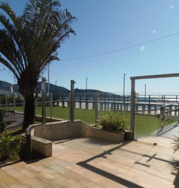 Condom�nio fechado frente ao mar