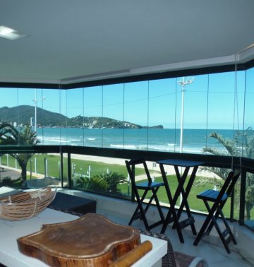 Frente ao mar em regi�o de praia quase p