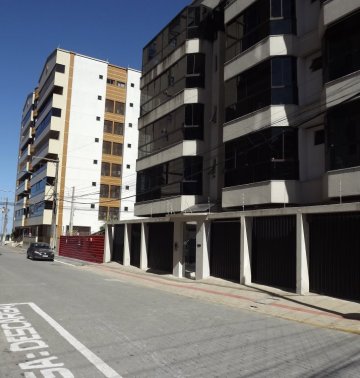 Apto na quadra do mar no centro! 