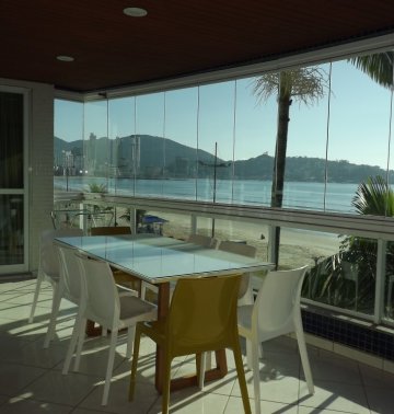 Amplo frente mar em regi�o nobre do cent