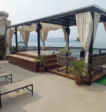 Luxuosa cobertura frente ao mar!! 