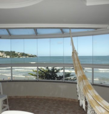 Edif�cio frente ao mar no centro