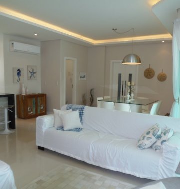 Alto padro na quadra do mar!