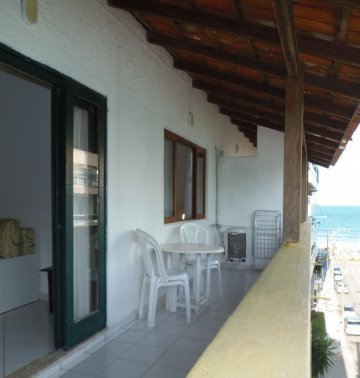 Sacada ampla com boa vista da praia!