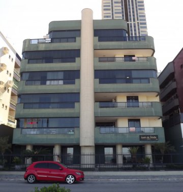 Edif�cio frente ao mar. apto lateral